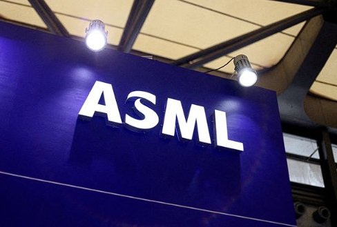   الطلبات على منتجات ASML تتجاوز التوقعات مع انتعاش قطاع رقائق الذكاء الاصطناعي- OIMEDIA News - بوابة الذكاء الاصطناعي